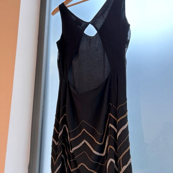 Open back dress gold and silver embroidery - Picture 4 of 6